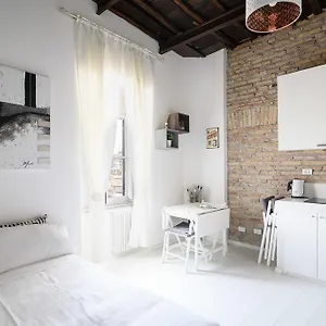 https://white-ostilia-apartments.it-romehotels.com